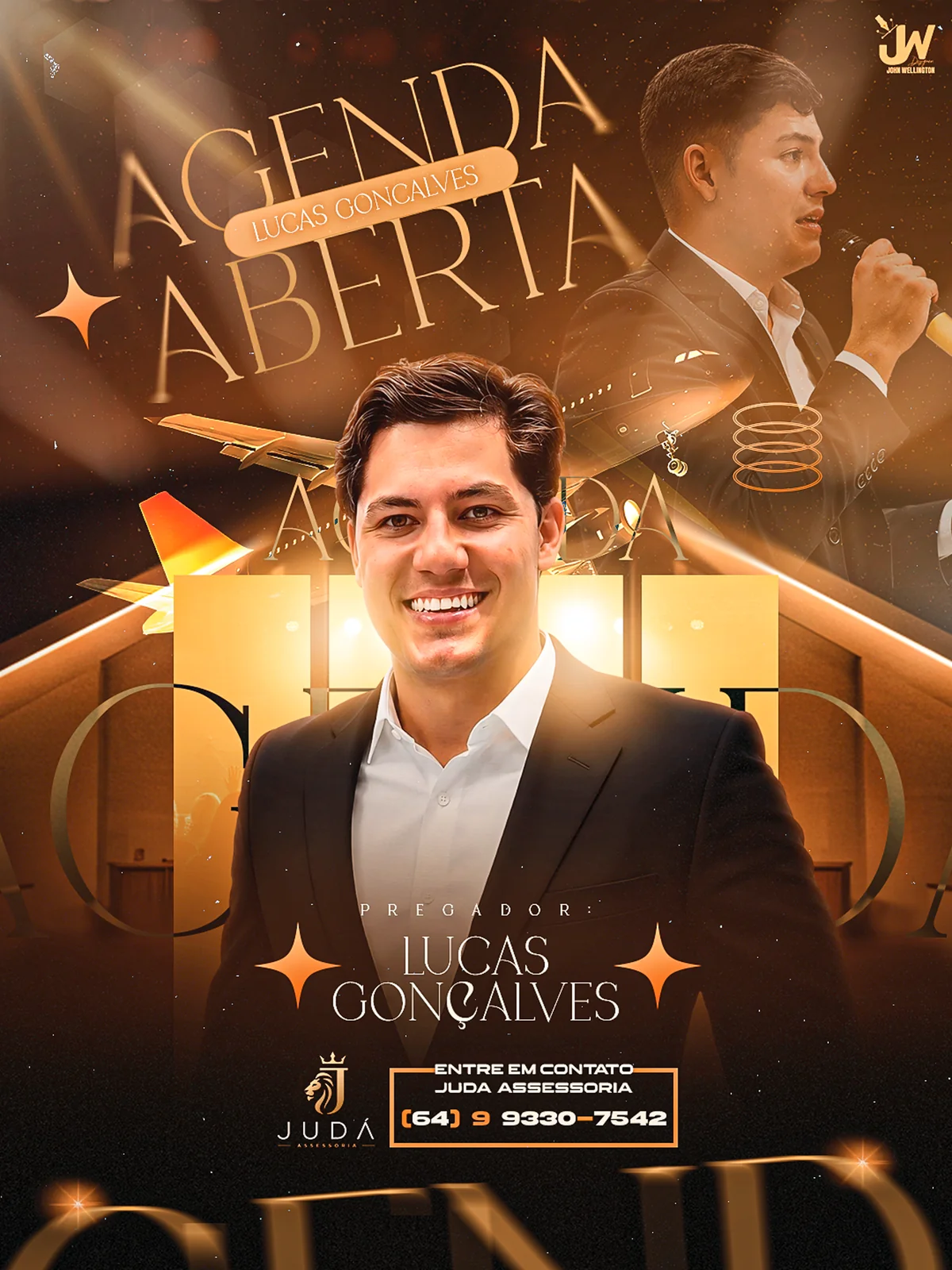 Arte de John Wellington: Agenda aberta. Lucas Gonçalves. Cartaz de agenda aberta de Lucas Gonçalves, com dois retratos, microfone e tons dourados sobre fundo escuro.