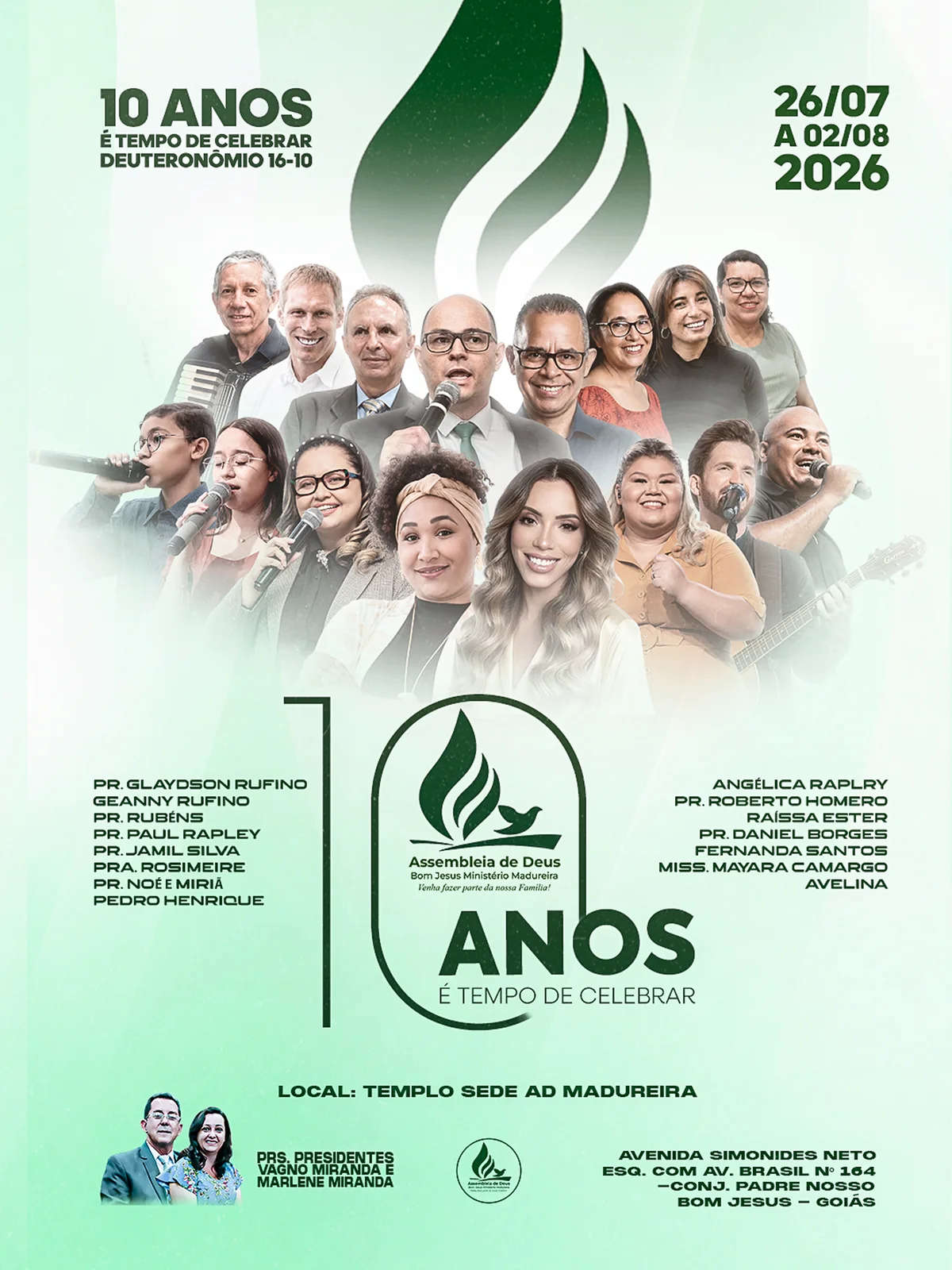Arte de John Wellington: 10 anos. É tempo de celebrar. Cartaz verde e branco dos 10 anos de uma igreja, com símbolo de chama e grupo de participantes.